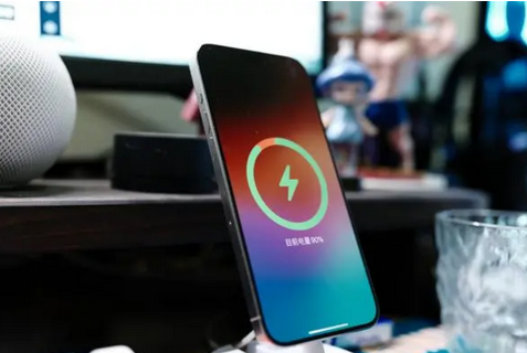 丹江口苹果15换屏服务分享用什么充电器给iPhone15充电更好 